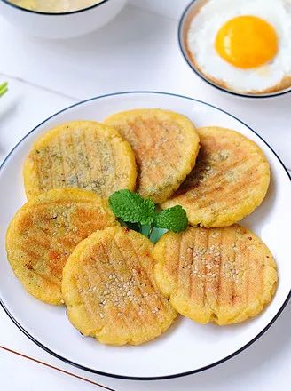 煎至两面金黄即可 玉米粉克,糯米粉200克 开水毫升,白糖10克