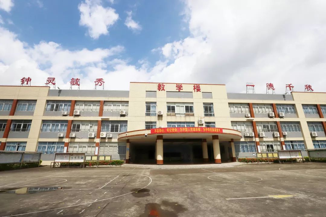 李惠勤一行先后到黎村小学,谢岗小学,振华学校,华翔学校,中心幼儿园