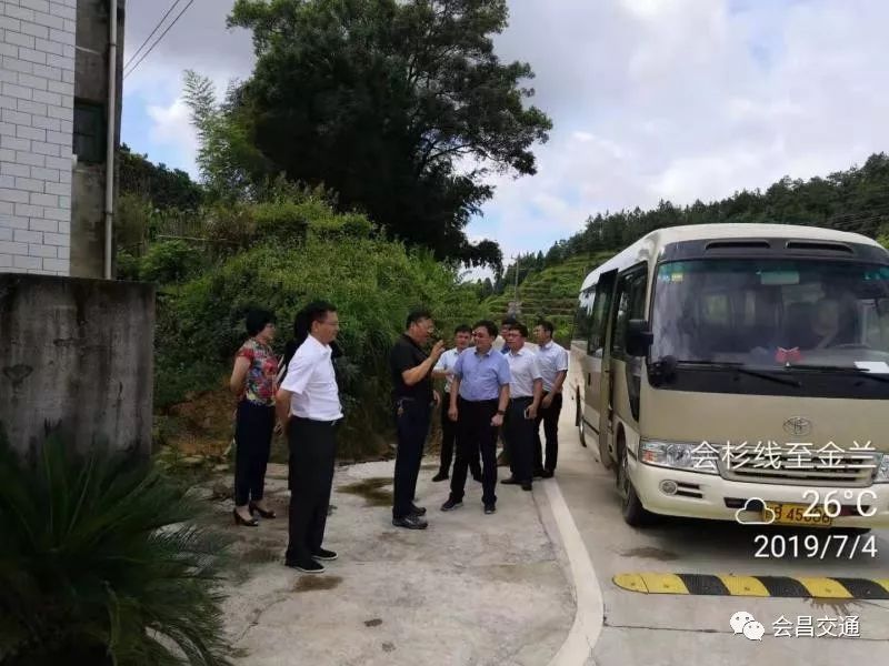 市委组织部副部长潘贤波视察指导我县四好农村路建设