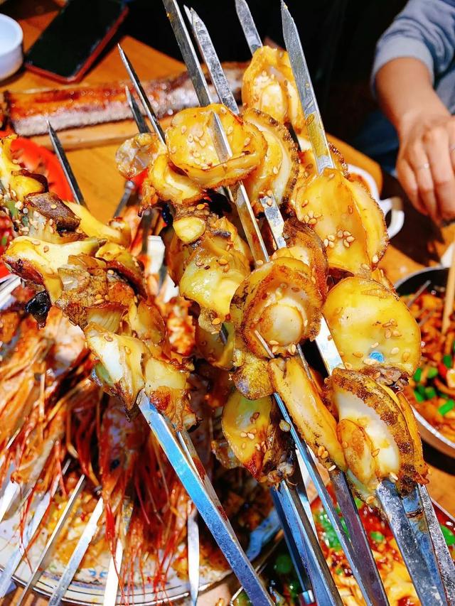 烤鲍鱼、烤海螺、烤大虾、葱香羊肉串