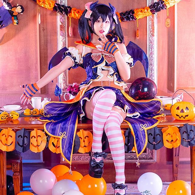 俏皮魔女cos,万圣节这样的魔女来敲门你会不心动