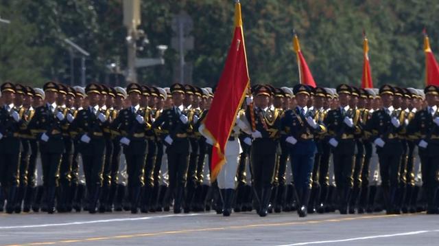 踢着正步,喊着解放军队列口号!这国阅兵亮了,看台欢呼