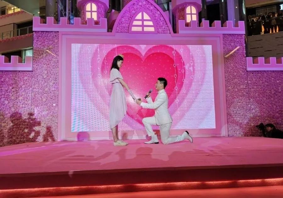 奚梦瑶何猷君领证,结婚证件照表情僵硬,男比女