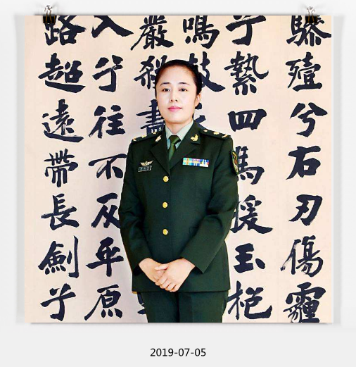 南京军区文艺女兵晒书法,字体潇洒俊逸,网友:人美字更美_汤晓燕