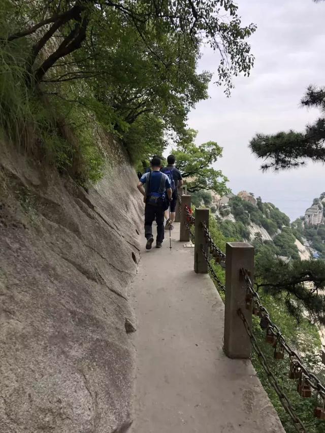 30多度高温的夏天,带10岁娃爬2154米华山