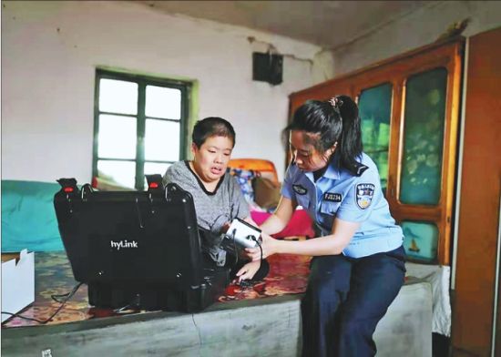 上门办证打造警务服务“流动窗口” 大发888在线娱乐