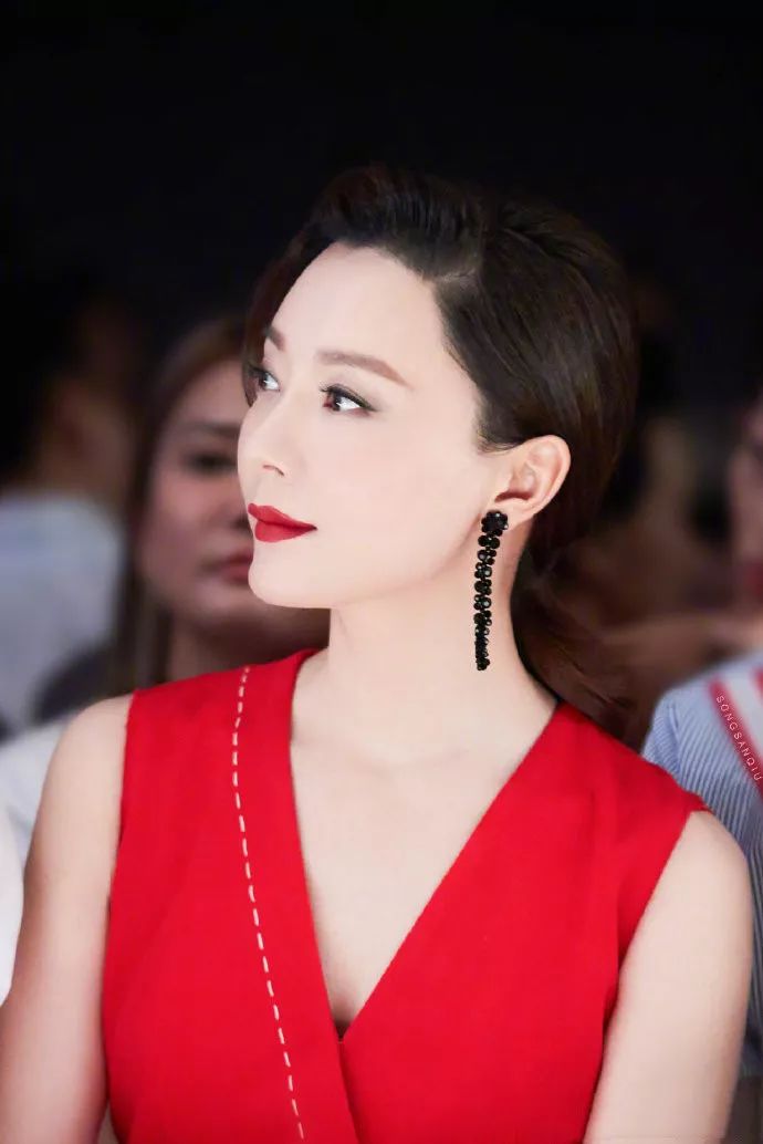 非常有设计感,黑色和白色的颜色搭配也很符合审美,不愧是气质美女