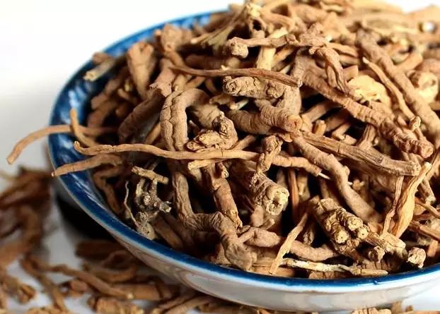 用这三味中药泡茶喝,精力充沛、延缓衰老,58岁