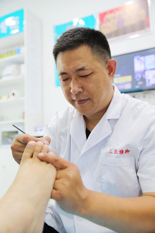 洛阳三立修脚开展足病康复进社区 服务百姓受