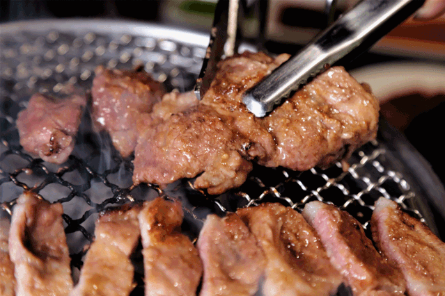 哏儿都鳗牛烤肉  举举特地给你们争取了 原价188元 的 超值双人炭火