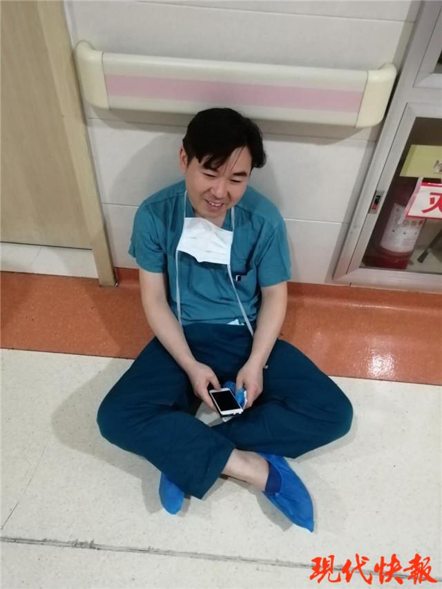 连做4台手术后医生瘫坐在老婆病房门前:我的孩子正在抢救 太阳城官网