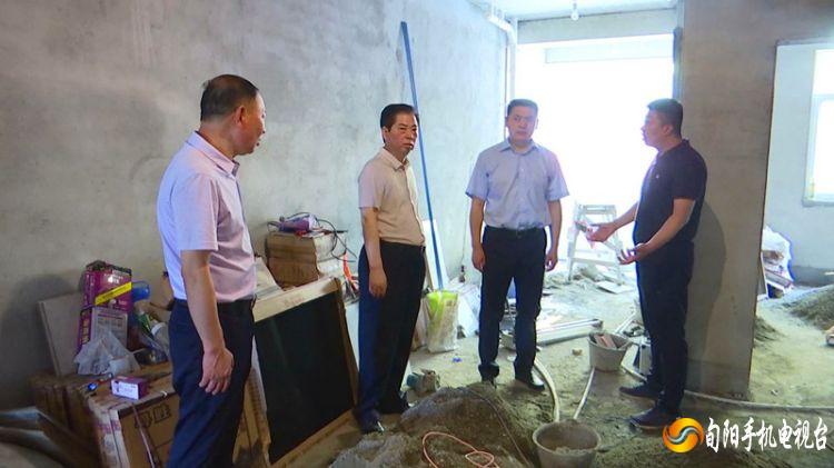 段家河等战区督导易地扶贫搬迁"双超"整改工作,副县长李宏团一同检查