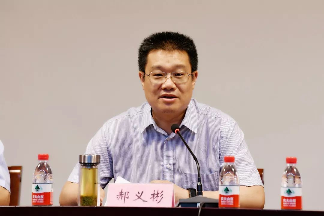 人员岗前培训开班仪式在门诊八楼礼堂召开,院长郝义彬等领导班子成员