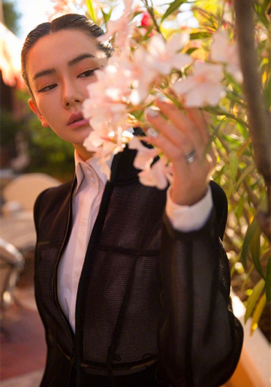 都在晒液体袜,戚薇亮出她的光美白丝袜之后,都