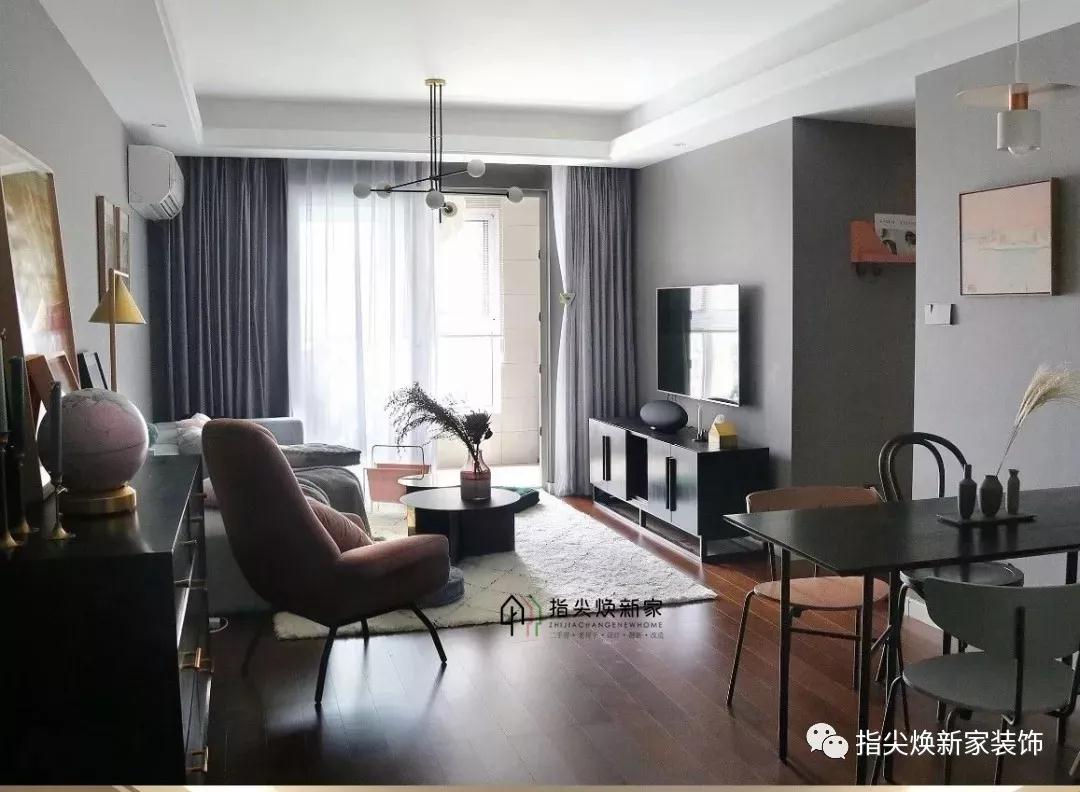 她想要的是能够随意的在沙发上,听听音乐看看电影.