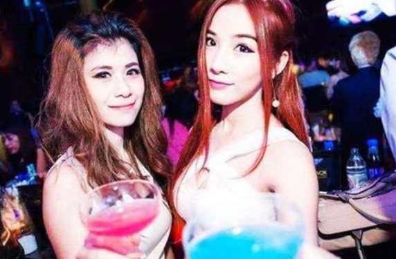 泰国旅游夜场酒吧貌美美女问男性是否摇铃事后小心被掏空