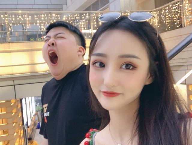 uzi女友婷婷与粉丝合影,网友发现细节:简自豪让穿吊带了?