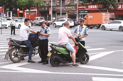 【媒体+执法】“礼让斑马线”、打通“断头路”......看景德镇如何改善交通环境! 兴发娱乐新pt