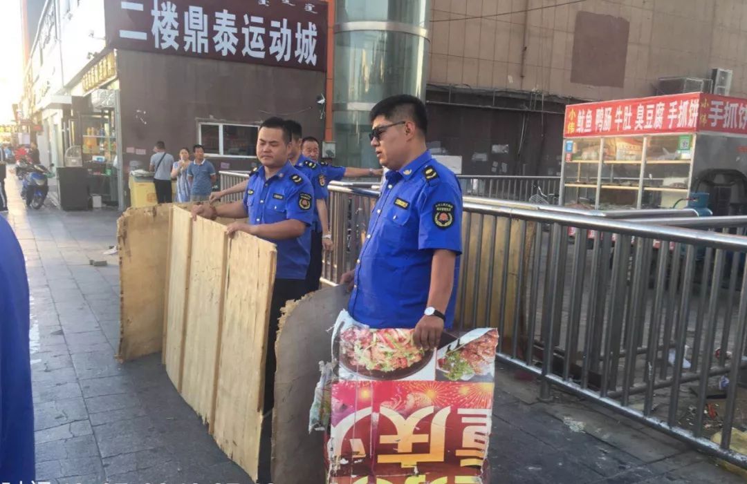 临河一商场门前人行通道被“人为设卡” 市民只能应急通道出入... 御匾会国际