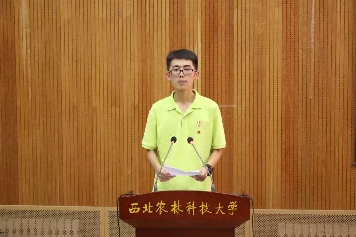 学生会学生干部选举总监票人韩浩正宣布选举结果