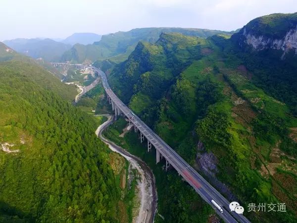 航拍贵阳至都匀高速公路 刘叶琳 摄