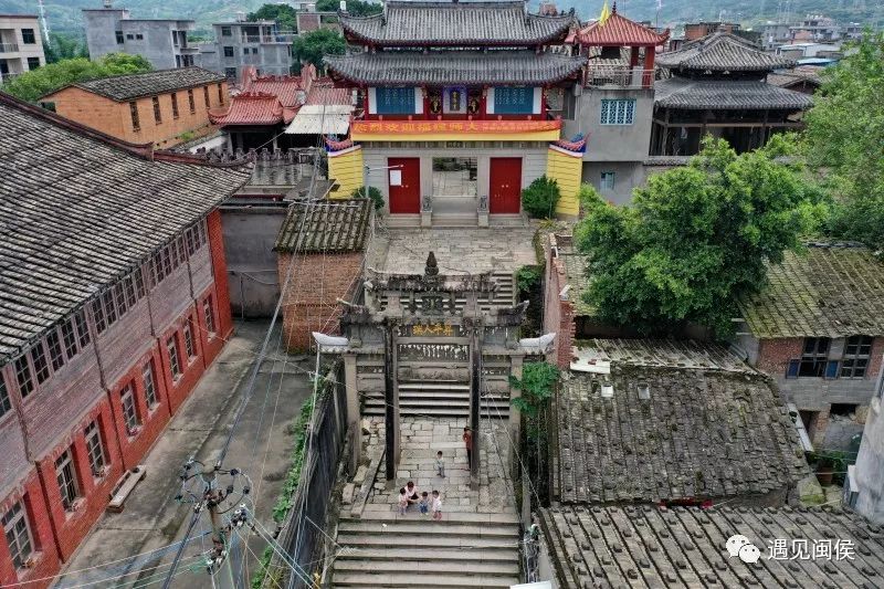 "升平人瑞"坊,位于青口镇青圃村灵济宫山门正前方的一处斜坡之上)