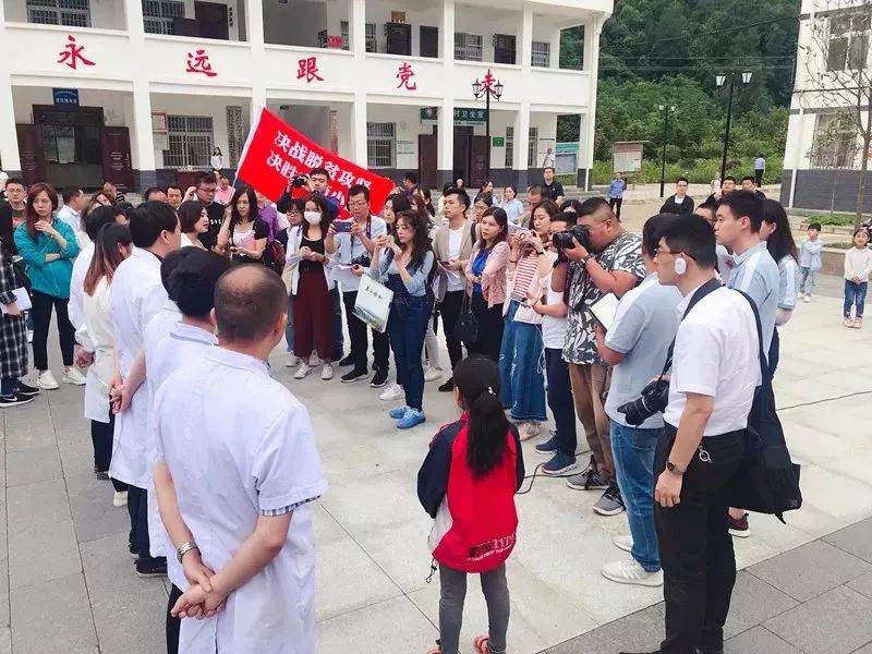 镇巴站  7月4日至5日,采访团先后到镇巴县泾洋街道办高桥村,小洋镇鲁