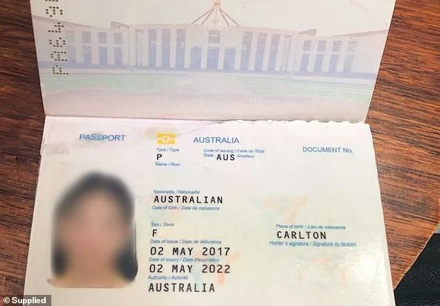 16岁的lexi karakostas从墨尔本飞往印度尼西亚旅行,然而因为护照上一