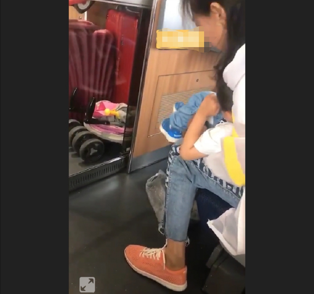 高鐵上年輕媽媽在座位上抱著男童上大廁，全然掉臂其他乘客感受 未分類 第3張