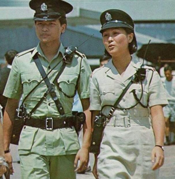 香港警察的警服,属于海洋体系,为何采用了军绿色警服?