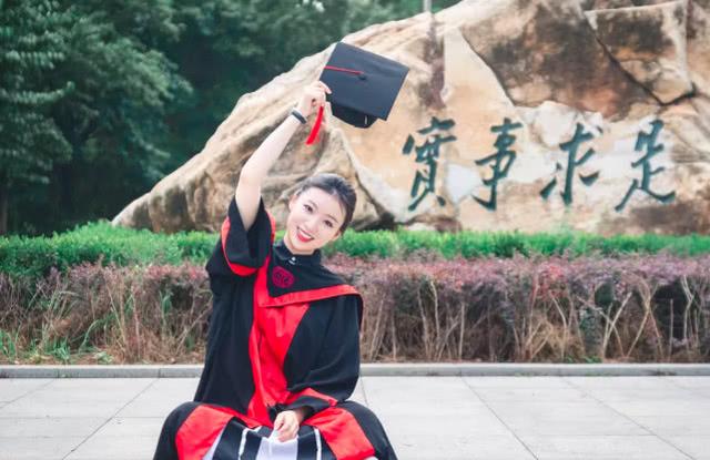 论美女毕业照哪家强?中国人民大学毕业照小姐姐.