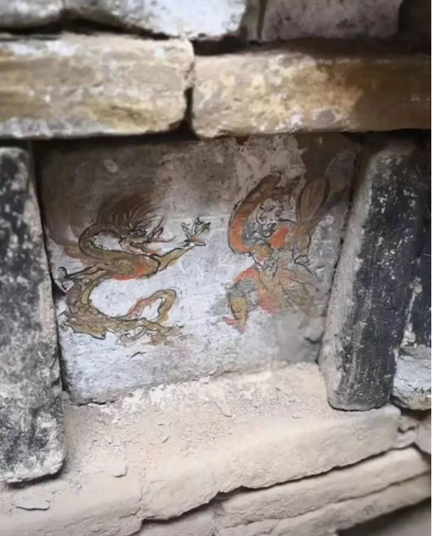 网友称巢湖半汤一挖掘机挖土时竟然发现古墓,真相却是