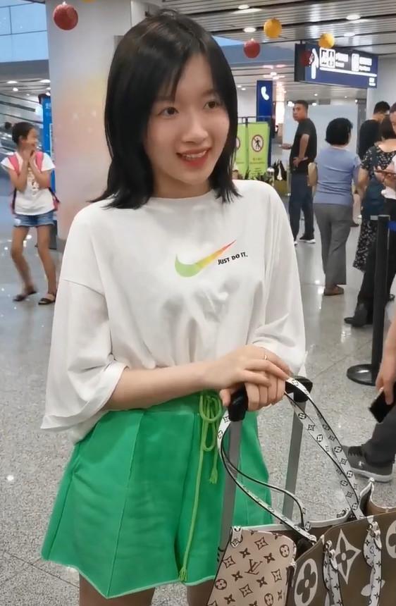 快本新主持素颜现身,“荷叶裙”清新抢镜,网友:和台上两个人 星际娱乐app下载