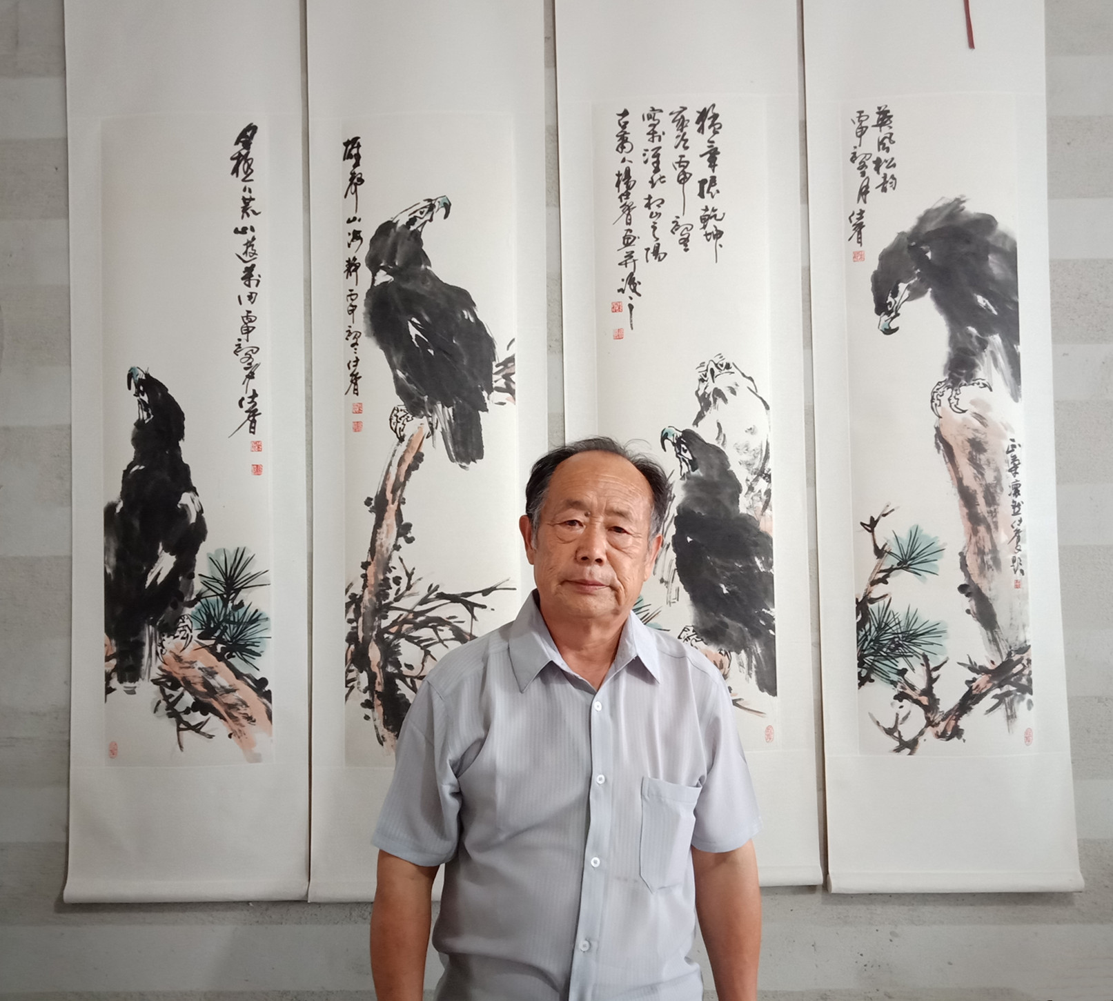 自幼受龙城画派的影响,擅长大写意花鸟画,受萧县著名画家欧阳龙,郑正