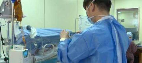 连做4台手术 医生瘫坐老婆病房外 疲惫中带着一丝微笑图片 16311 480x214