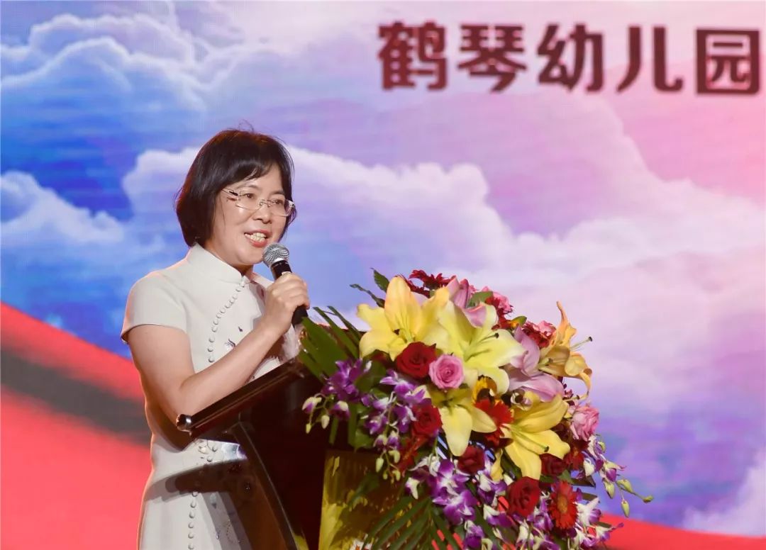 上虞区鹤琴幼儿园园长赵秀红女士致词,表达对孩子们的美好祝愿上虞区