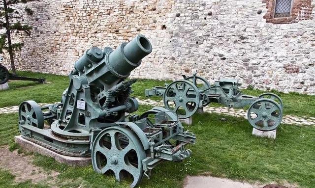 南斯拉夫军队一战结束后装备的morser m11型305mm榴弹炮.