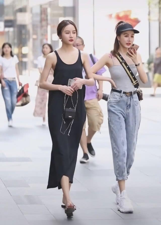闺蜜出街,穿长裤的反而赢了穿裙的,全因“冲浪靴”太帅 云顶国际网上