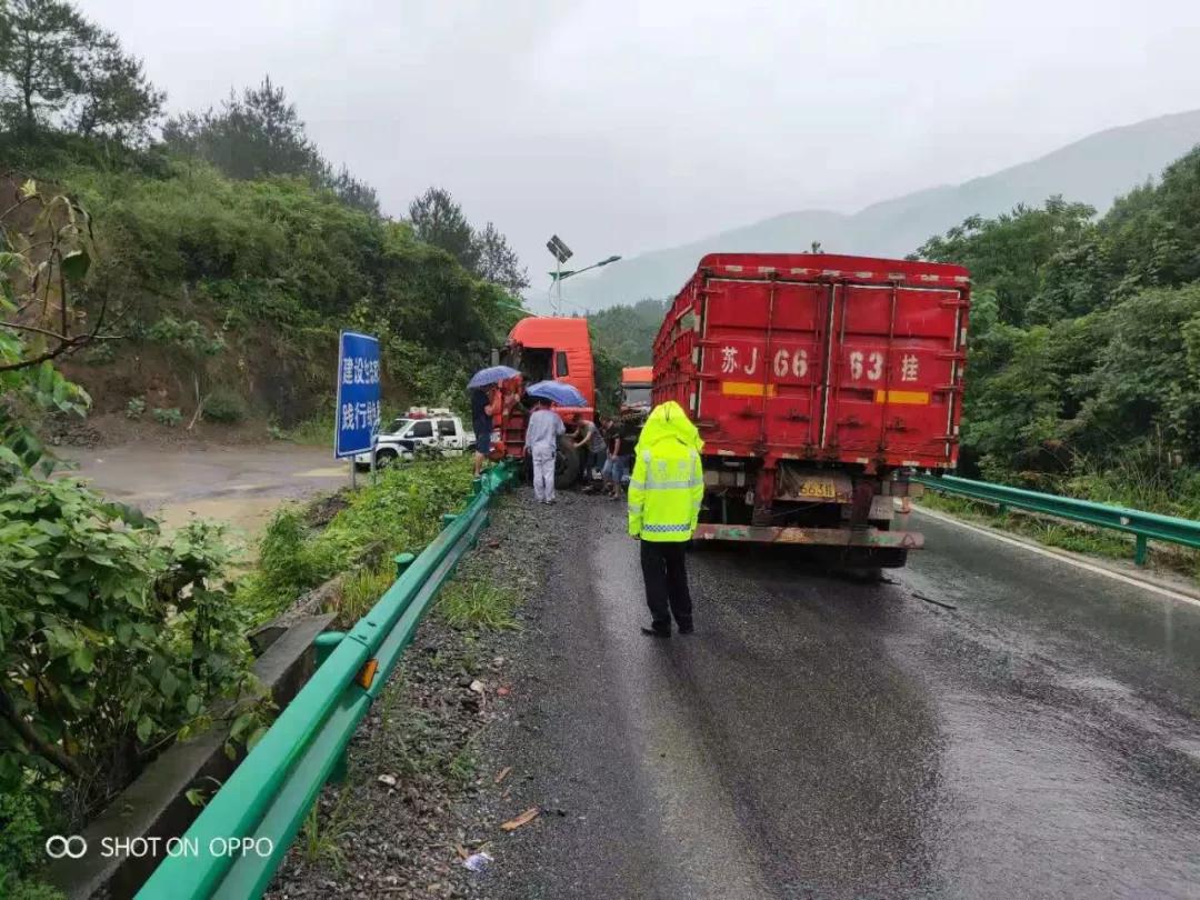 351国道王英镇毛坪村路段:生命防护工程挡住了冲向路边货车 美高梅国际娱乐