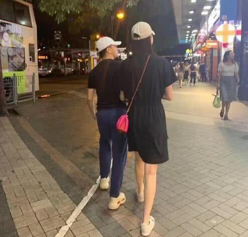 何猷君其实比奚梦瑶高出5cm,结婚照显示的很清楚