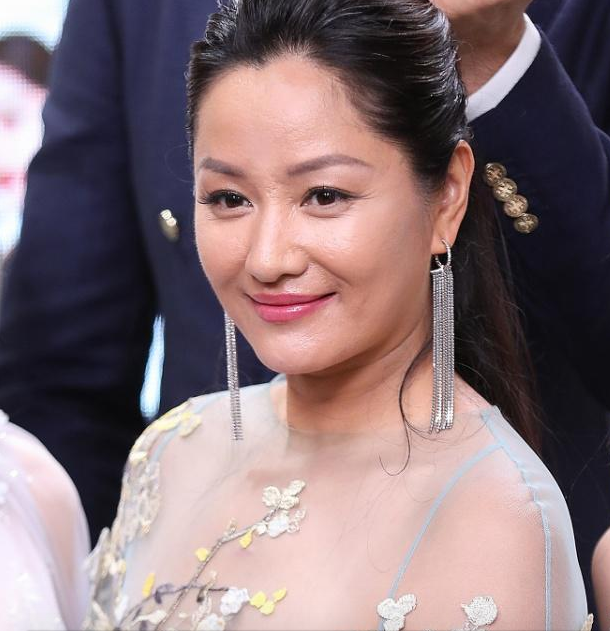 48岁瞿颖无修图身材发福明显,皮肤坑洼颈纹深,网友:女神变大妈