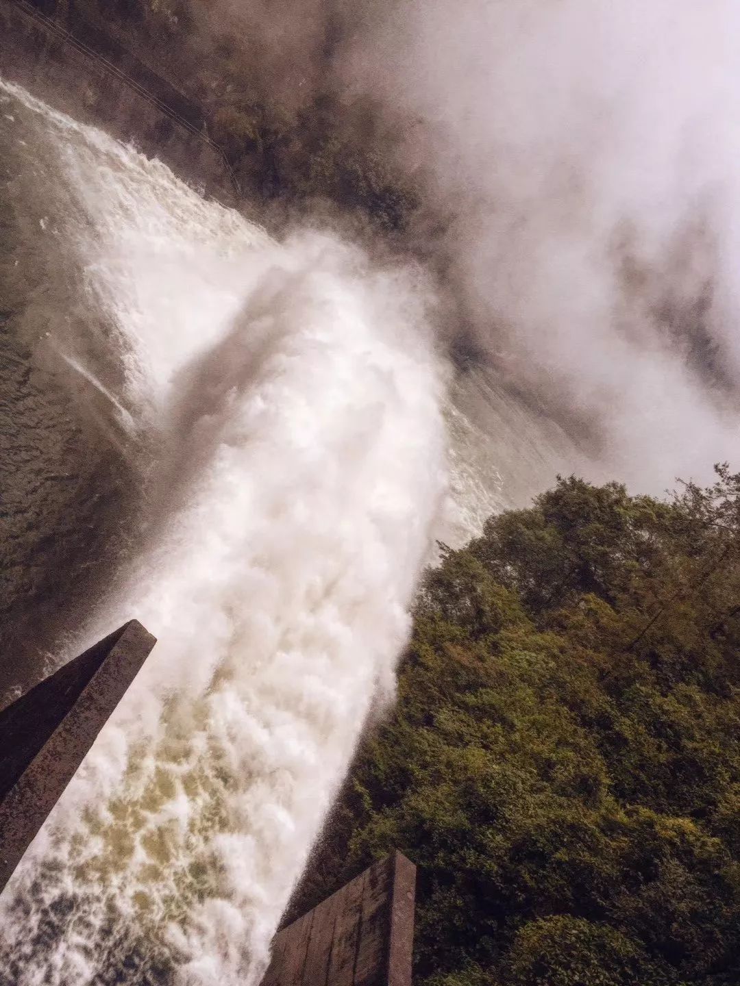 壮观台州再现仙境超级大瀑布水库开闸泄洪气势磅礴内附放水预警通知