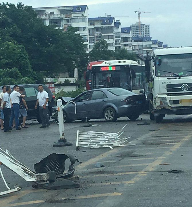 永州二桥发生一起交通事故,现场一片狼藉.