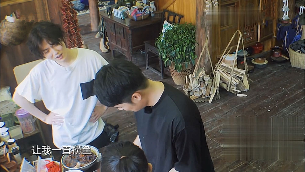 向往的生活:鹿晗徒手抓鱼,把捕鱼衣穿出奶味,彭昱畅再现表情包