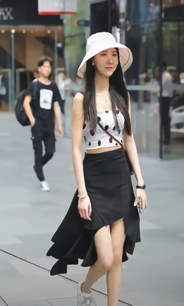 遇到“中分式长裙”就快收了吧,被风吹过后更温柔,和小白鞋最搭 澳门金沙银河娱乐网站