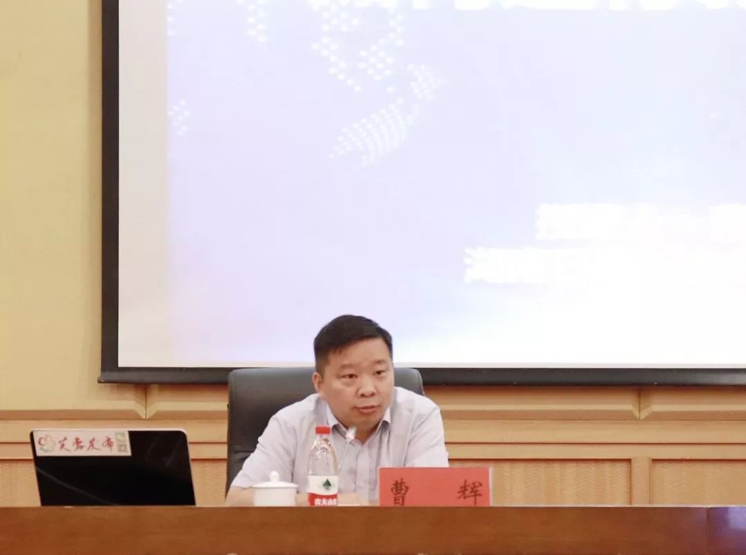 湖南日报长沙分社社长曹辉授课.