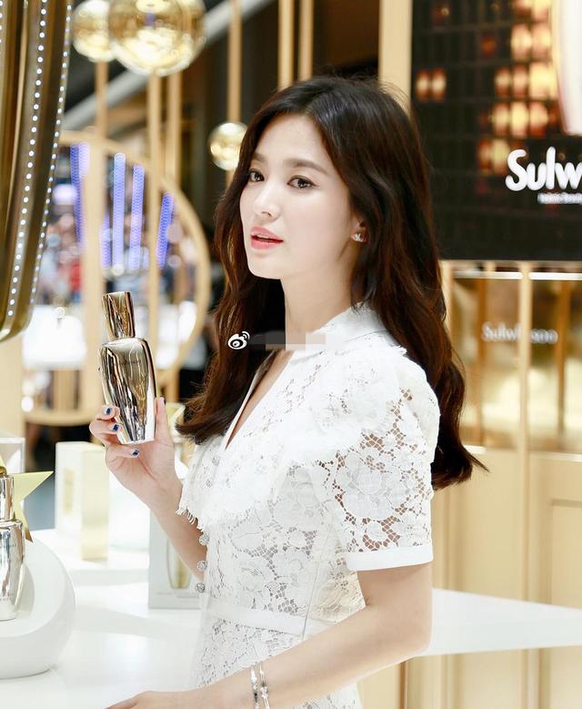 宋慧乔现身精修图跟路透照差距大,身材比例虐人,法令纹遮不住 www.imeee.net 宋慧乔现身精修图跟路透照差距大,身材比例虐人,法令纹遮不住 imeee.net