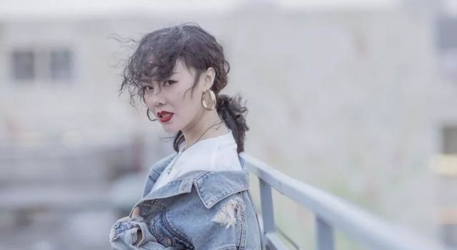 抖音女神郑美丽凭借过硬的唱功走出了自己的音