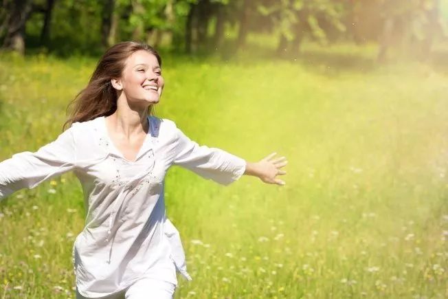 夏天穿白色衣服最凉爽?研究:这样穿最佳 888真人注册