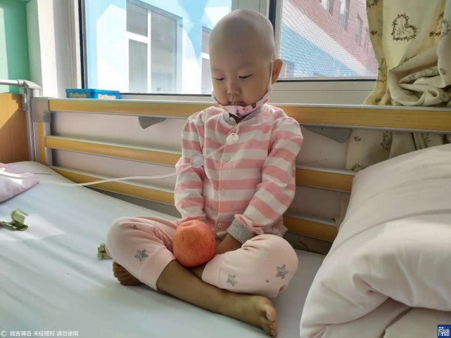                     兄妹俩一年没见面，7岁哥哥作业本正反两面用：省下钱去找妹妹